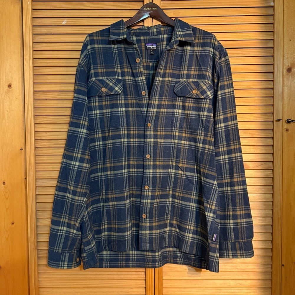 Patagonia Navy and Beige Plaid flannel XL